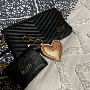 Itzy ritzy boss pouch